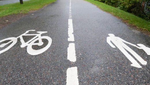 Fortau med både gang- og sykkelvei. Sykkelsymbol og menneskesymbol på asfalt.