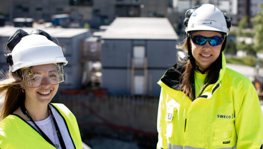 To kvinnelige Rådgivende ingeniører på byggeplass i solen i bergen