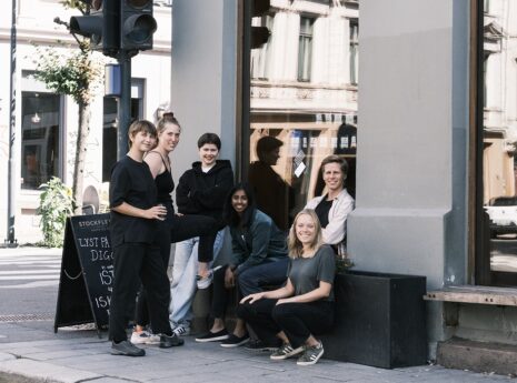 Seks mennesker utenfor en cafe i Oslo