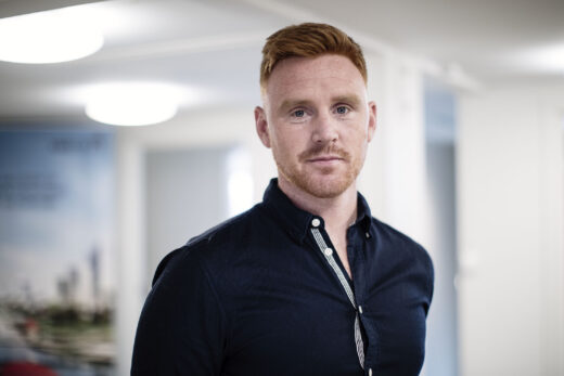 Portrettbilde av en mann ser inn i kameraet